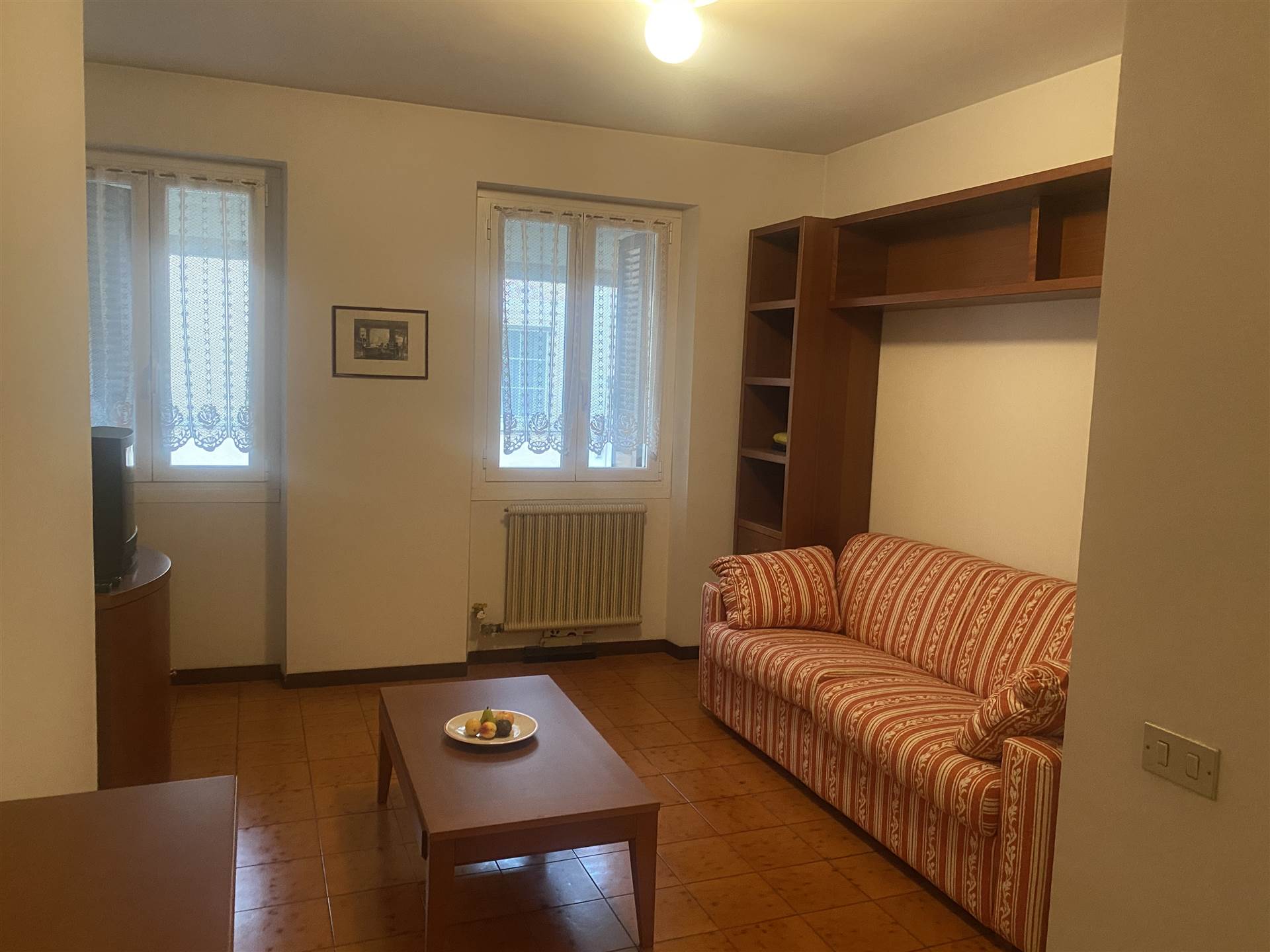 Zum Verkauf in Gardone Riviera, bieten wir eine Ein-Zimmer-Wohnung, bestehend aus einer Eingangshalle, Kochnische und ein großes Wohnzimmer, befindet 