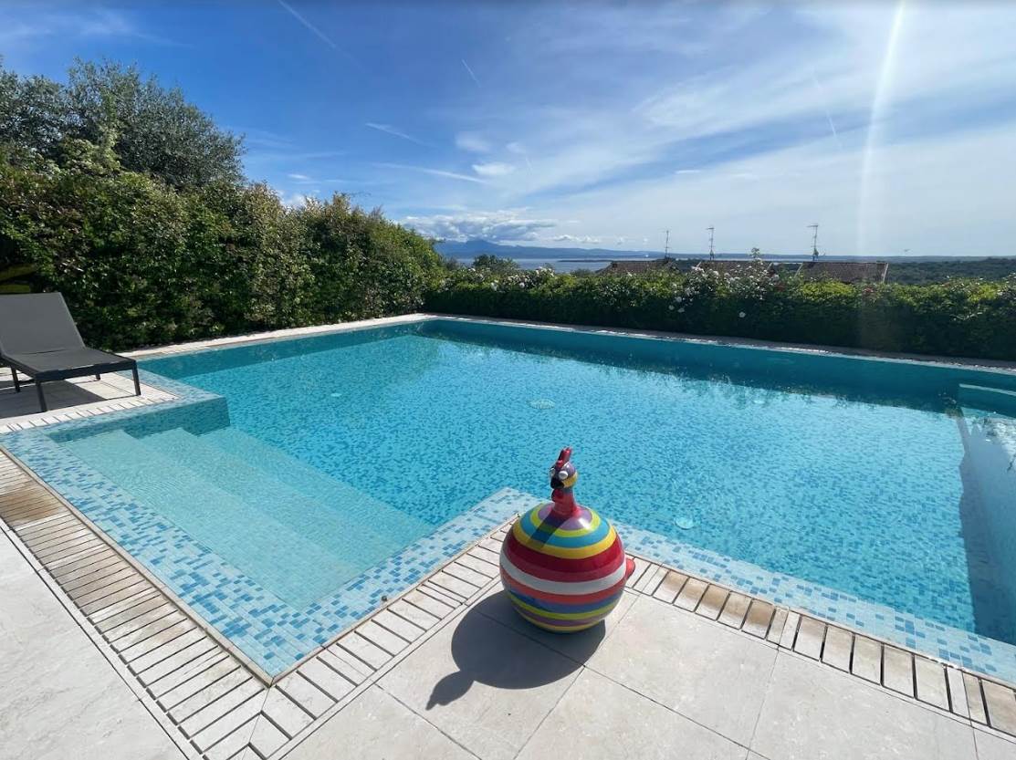 Lonato Del Garda , in conteso residenziale di sole ville, vendiamo porzione di villa con ingresso indipendente e ampio giardino con piscina privata e vista lago. La villa, ristrutturata, comprende 