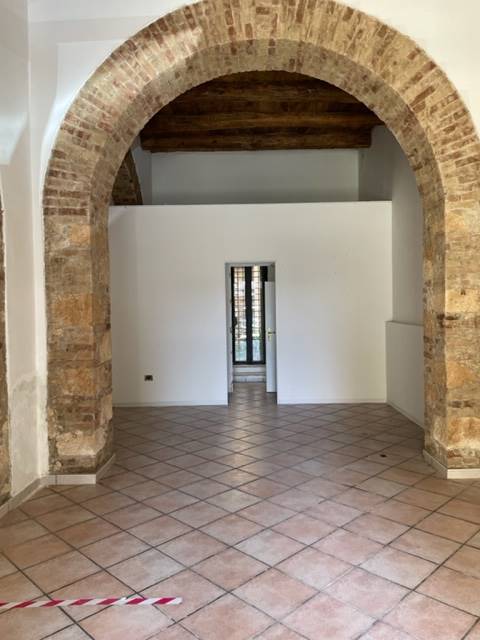 MAZZINI, COSENZA, Business unit for rent of 55 Sq. mt., Excellent Condition, Heating Non-existent, Energetic class: G, placed at Ground on 2, 