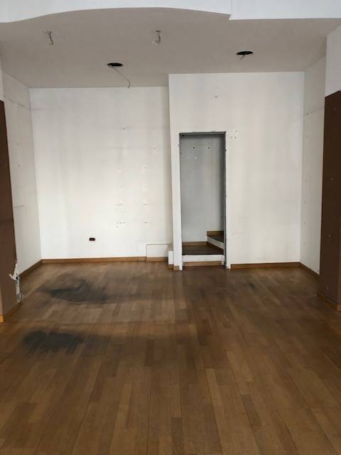 PIAZZA BILOTTI, COSENZA, Shop for rent of 40 Sq. mt., Good condition, Energetic class: G, placed at Ground on 5, composed by: 1 Room, 1 Bathroom, 