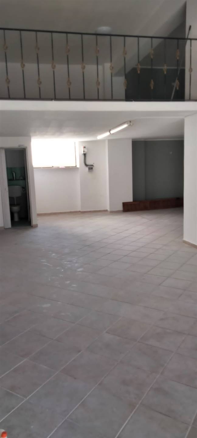 PIAZZA ZUMBINI, COSENZA, Store for rent of 110 Sq. mt., Excellent Condition, Energetic class: G, placed at Ground on 5, composed by: 2 Rooms, 1 