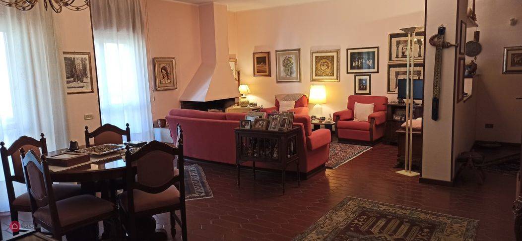 Cosenza Via Levatino proponiamo in VENDITA appartamento posto al 3 piano, composto da: Ingresso, salone doppio, due camere da letto, soggiorno,cucina 