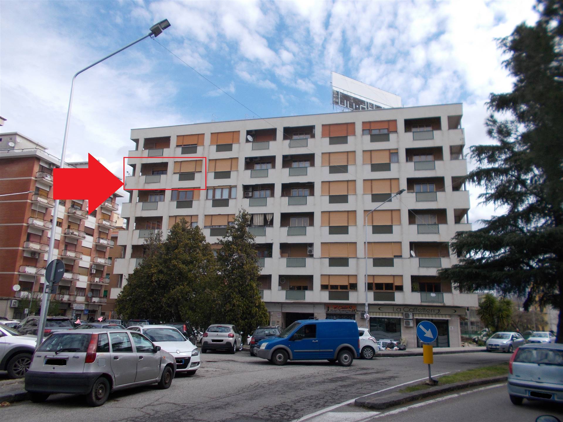L’Agenzia Immobiliare Cosenza propone in vendita a Cosenza, di fronte la Clinica La Madonnina, appartamento di circa 110 mq oltre 10 mq di balcone, 