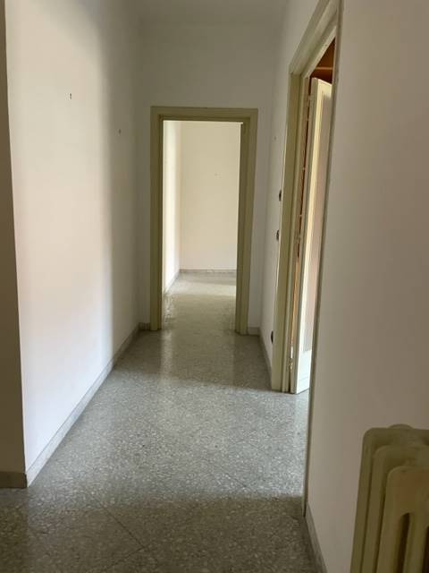 VIA MONTESANTO, COSENZA, Office for rent of 90 Sq. mt., Habitable, Heating Individual heating system, Energetic class: G, placed at 2° on 4, composed 