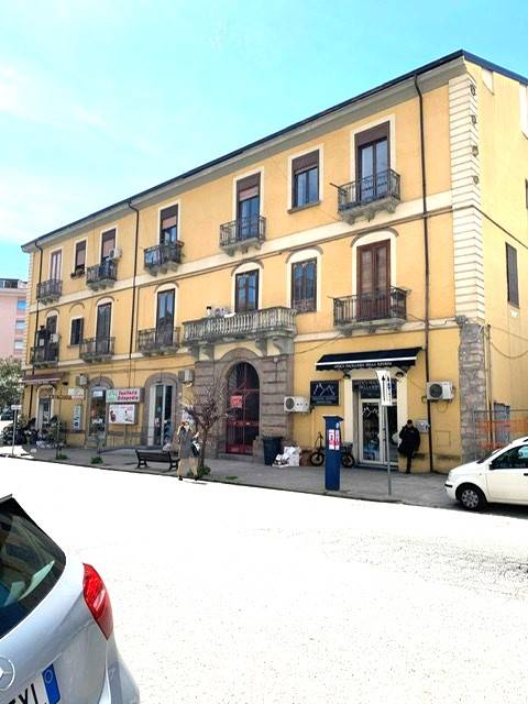 Cosenza Via Vittorio Veneto proponiamo in VENDITA , in palazzo d'epoca, appartamento ristrutturato con doppio ingresso, posto al primo piano cosi 