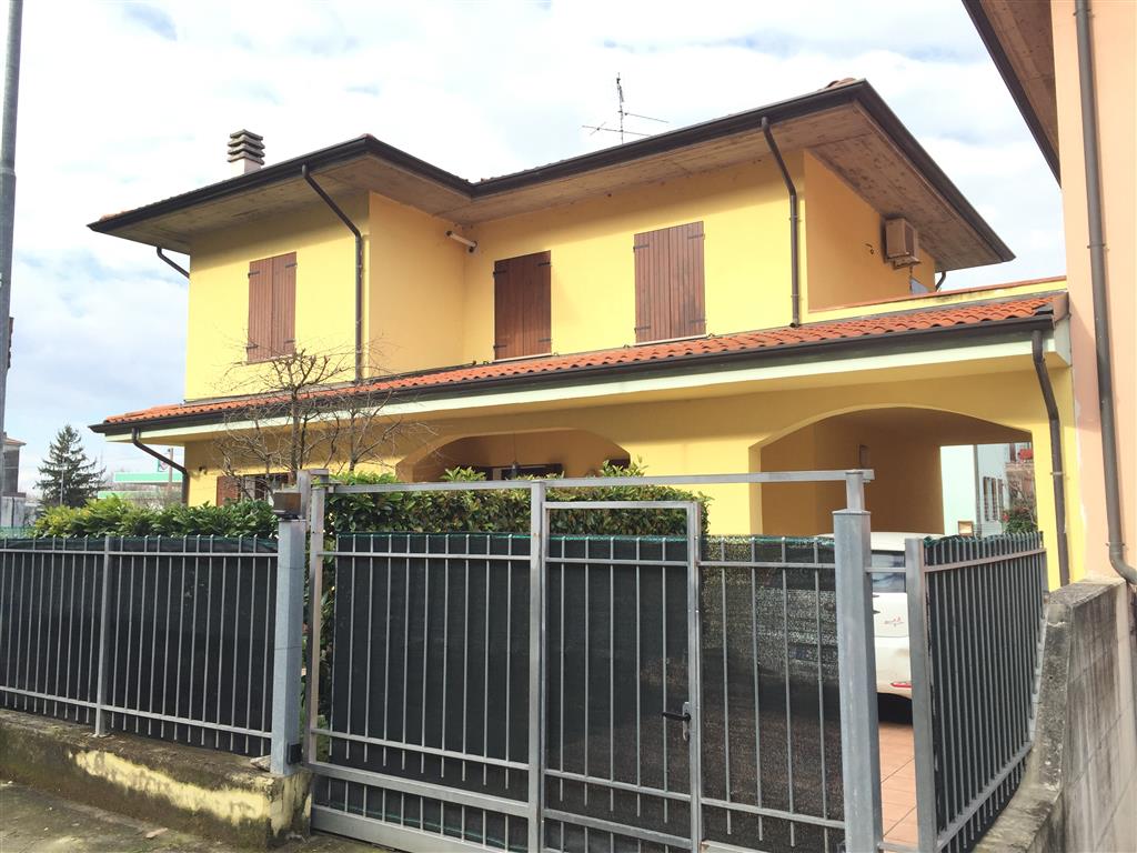 Villa in Via Bolzano 20 in zona Lunetta a Mantova