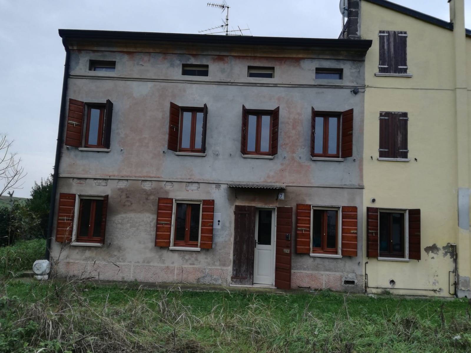 Casa semi indipendente da ristrutturare in zona Mirasole a San Benedetto po