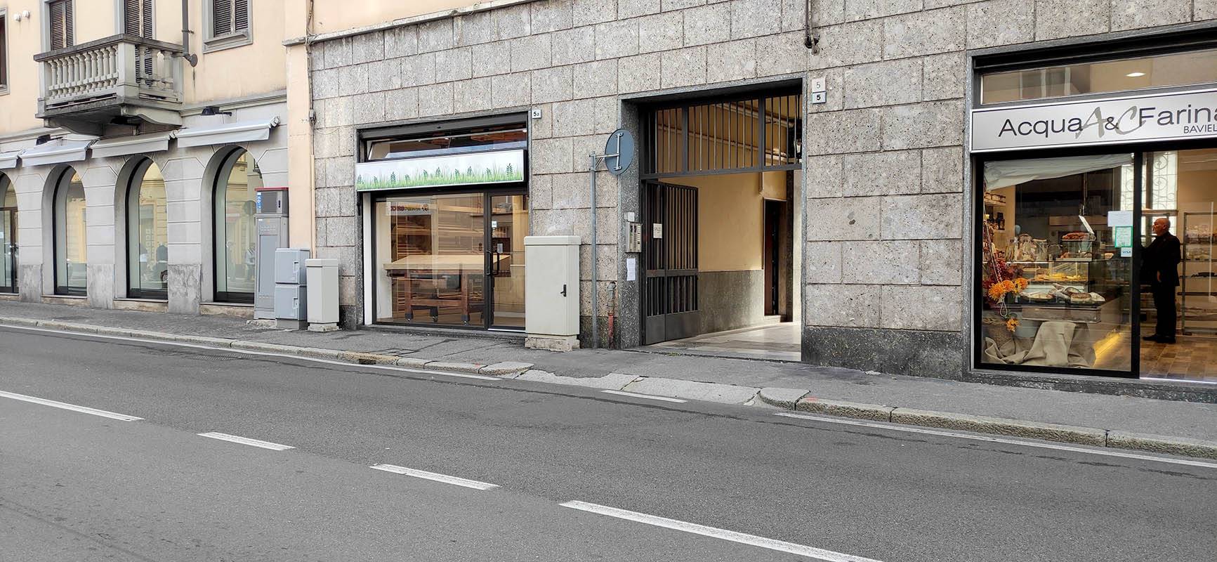 CENTRO, SARONNO, Commercial business for rent of 52 Sq. mt., Excellent Condition, Heating Individual heating system, Energetic class: D, composed by: 