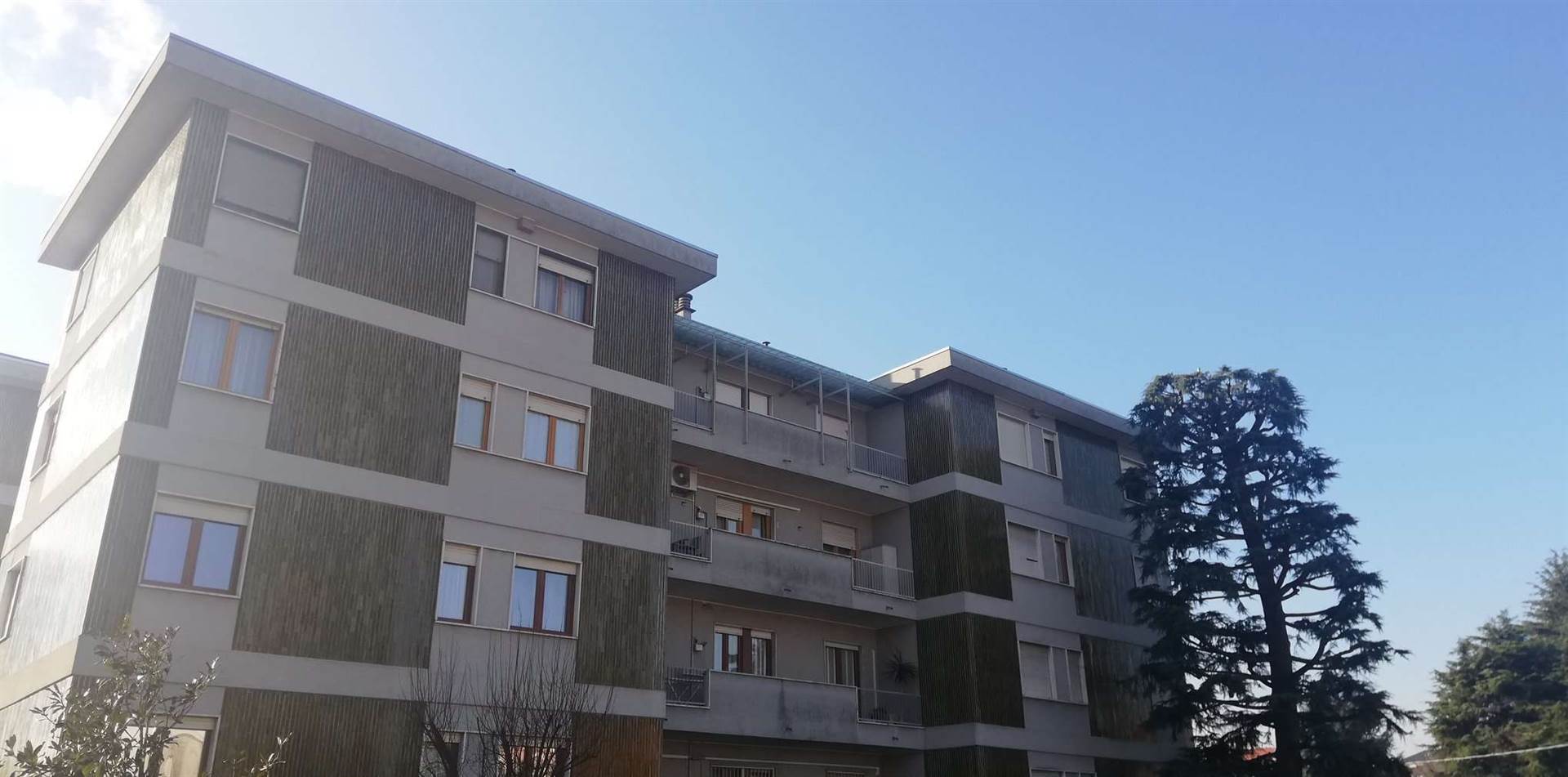 PISCINA, SARONNO, Apartment for rent of 70 Sq. mt., Good condition, Heating Centralized, Energetic class: E, placed at 4° on 4, composed by: 2 Rooms, 