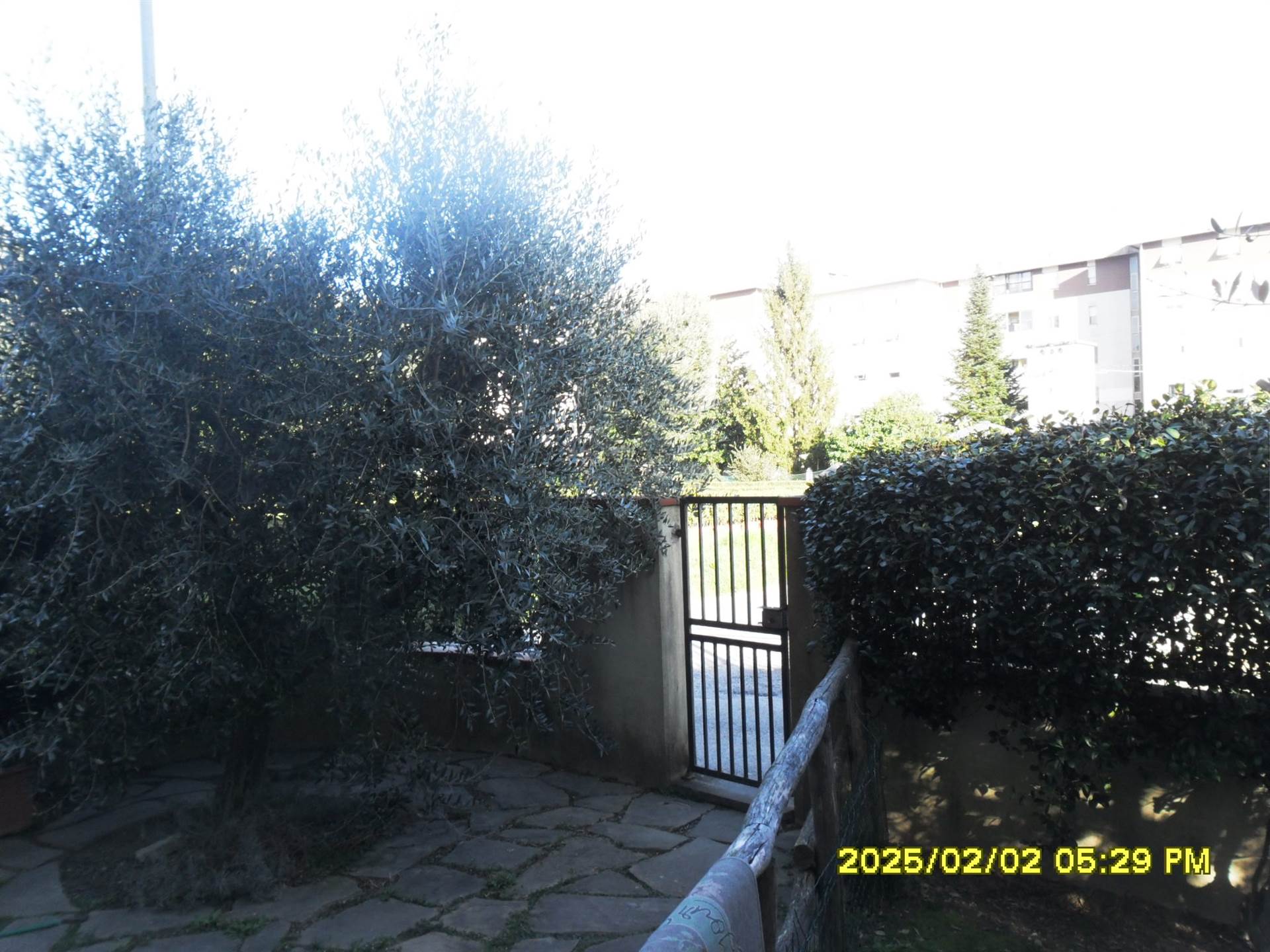 cancello pedonale sulla strada