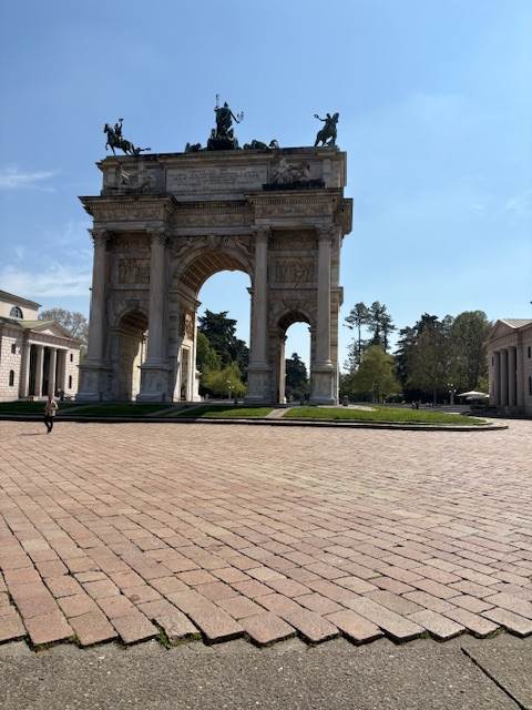 Con vista sull'arco della pace e sull'apprezzatissima Piazza Sempione, situato a pochi metri dal meraviglioso parco sempione e più precisamente in