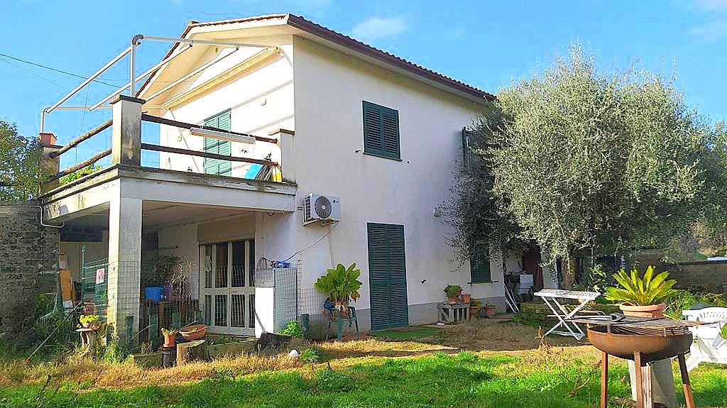 COLLEVECCHIO, Single house for sale of 143 Sq. mt., Be restored, Heating Individual heating system, Energetic class: G, placed at Ground, composed 