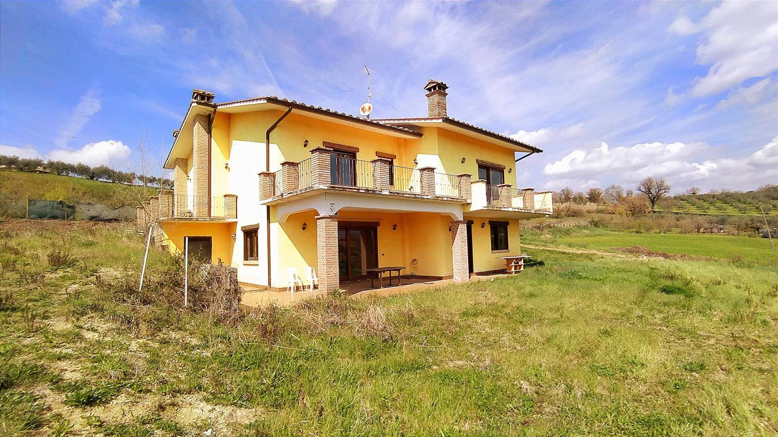 TARANO, Villa for sale of 314 Sq. mt., Good condition, Heating Individual heating system, Energetic class: F, placed at Ground, composed by: 8 Rooms, 