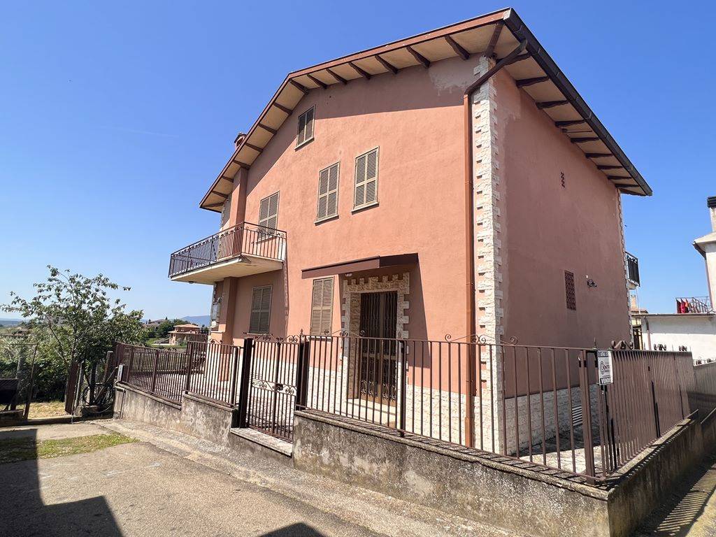 Nel borgo di San Giorgio frazione di Tarano proponiamo in vendita in posizione soleggiata e panoramica casa indipendente con piccolo giardino 