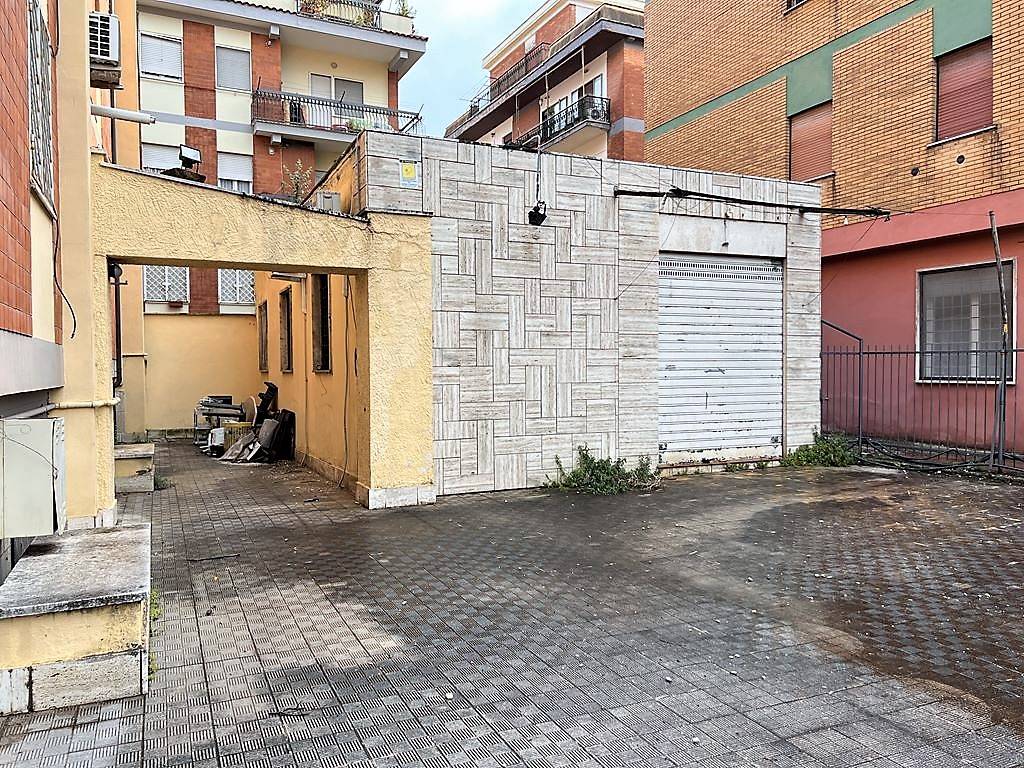 PALOMBARA SABINA, Office for sale of 65 Sq. mt., Be restored, Energetic class: G, placed at Ground, composed by: 2 Rooms, 1 Bathroom, Price: € 75,000