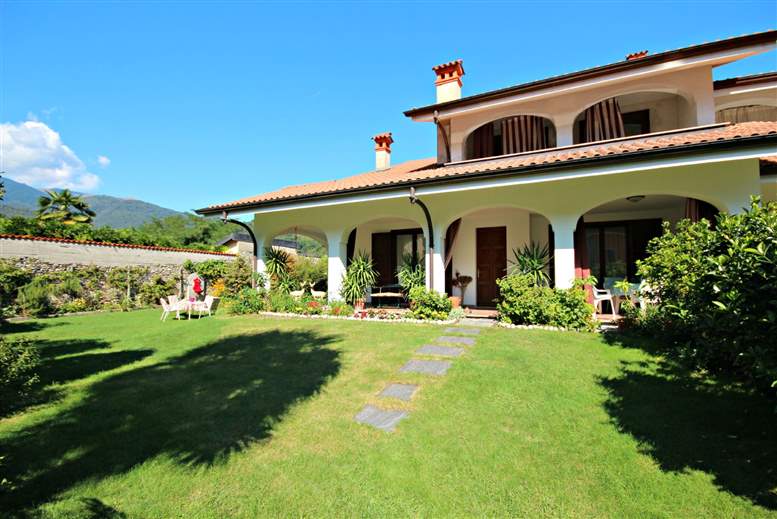 Villa bifamiliare in vendita a Verbania Verbania Nord