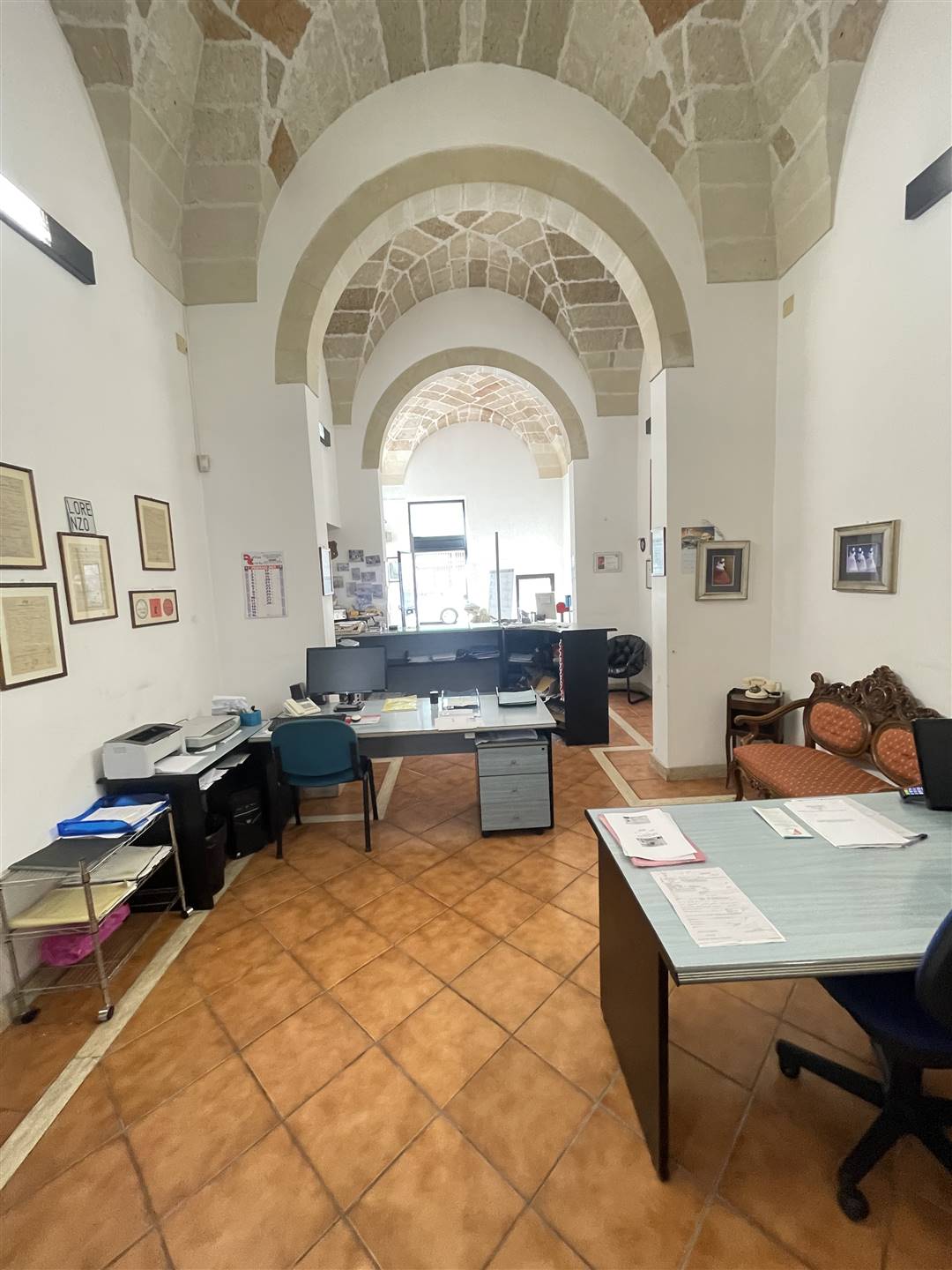 In palazzotto storico con la tipicità del barocco leccese, proponiamo ampio ufficio su due livelli con doppio ingresso. L'ampia superficie a livello 