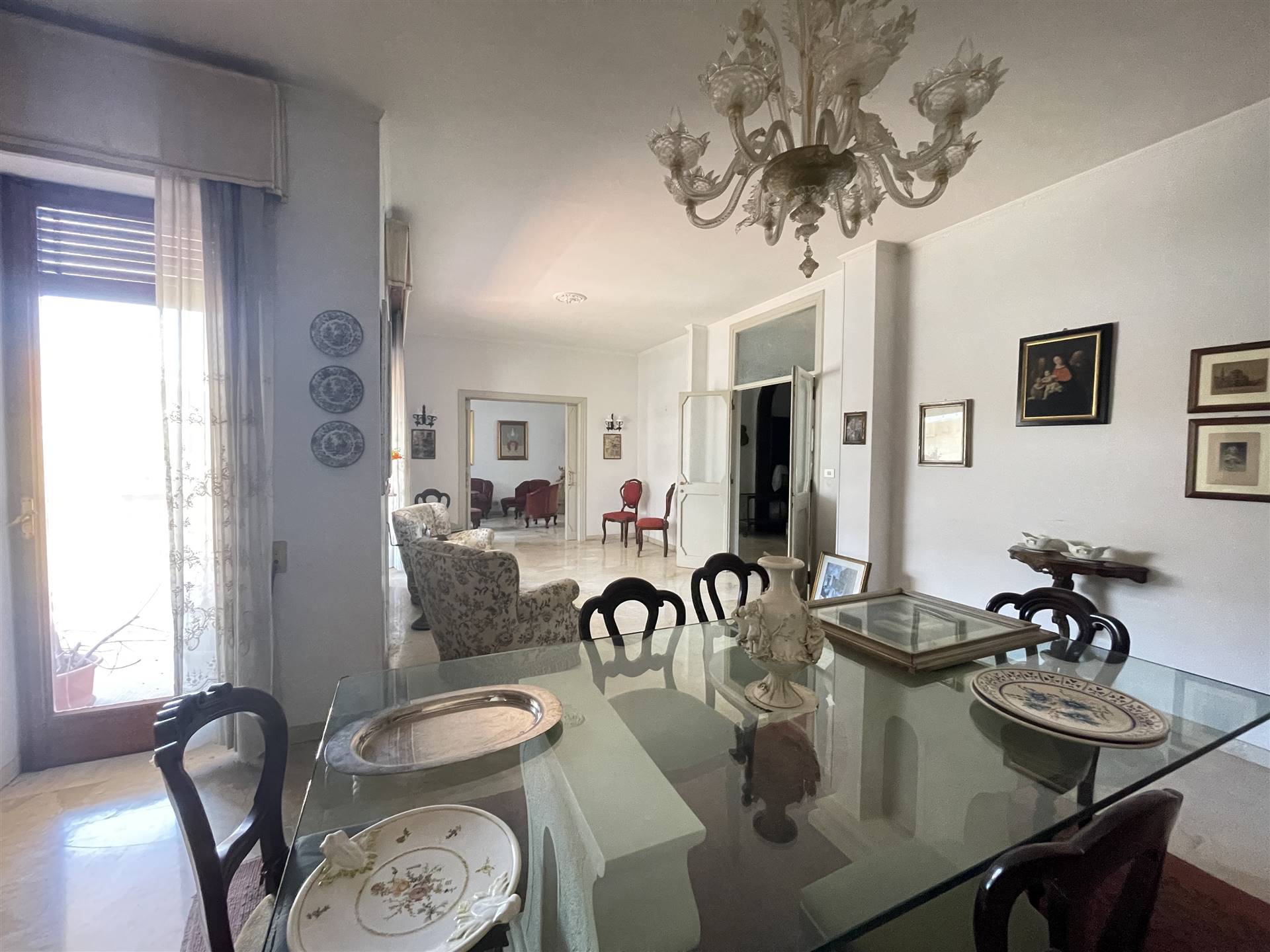 A breve distanza da Piazza Mazzini, abbiamo il piacere di presentarvi elegante e raro appartamento di lusso risalente agli anni 60 di ben oltre 260 