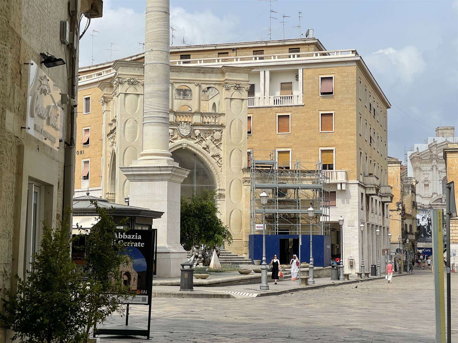 In Piazza Sant'Oronzo abbiamo il piacere di proporre in locazione un locale commerciale fornito di scaffalatura sul soppalco. Le tre vetrine fronte 