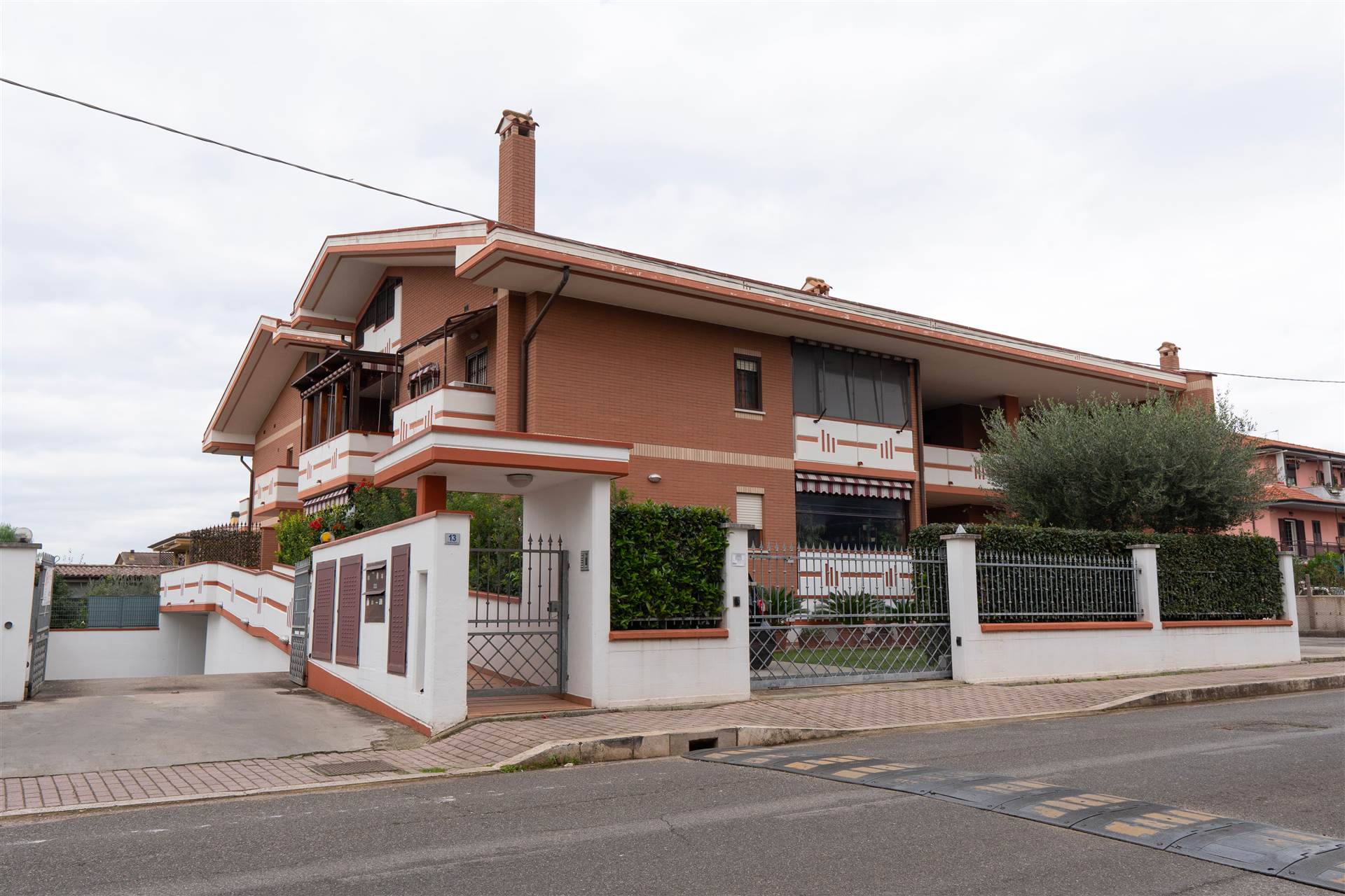 L’ Agenzia Cerco Casa propone in vendita nel Comune di Sermoneta zona Pontenuovo appartamento bili-vello piano primo e secondo in piccola palazzina 