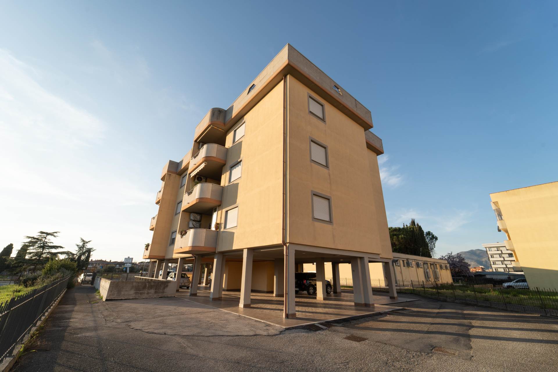 L'Agenzia Cerco Casa propone in vendita meraviglioso appartamento con tre camere, doppi servizi, terrazzo, posto auto, cantina a Latina Scalo. 