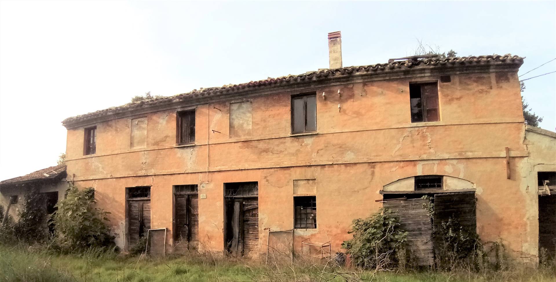 Rustico casale da ristrutturare in zona Brugnetto a Senigallia