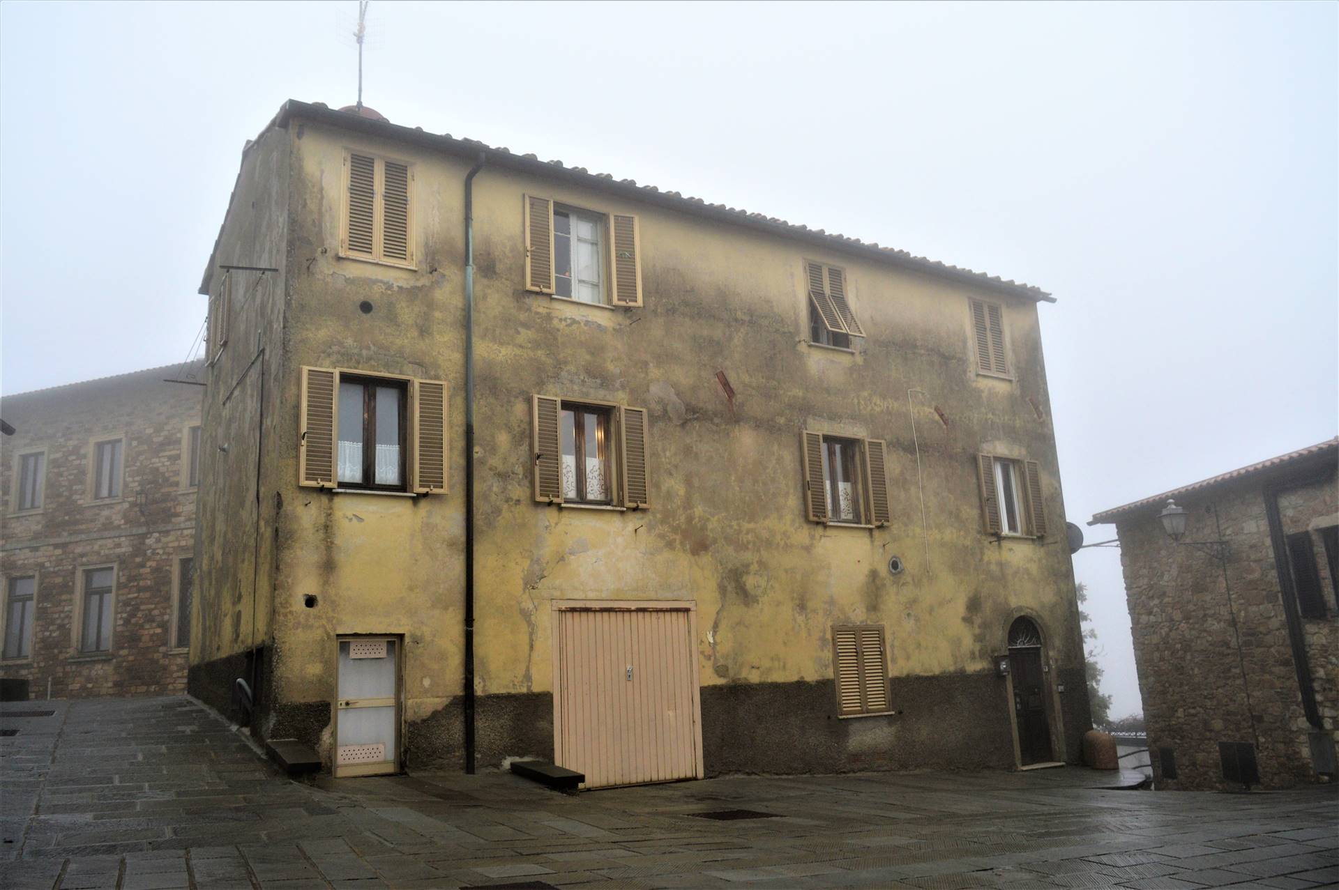 Palazzo in Piazzetta della Torre a Monteverdi Marittimo