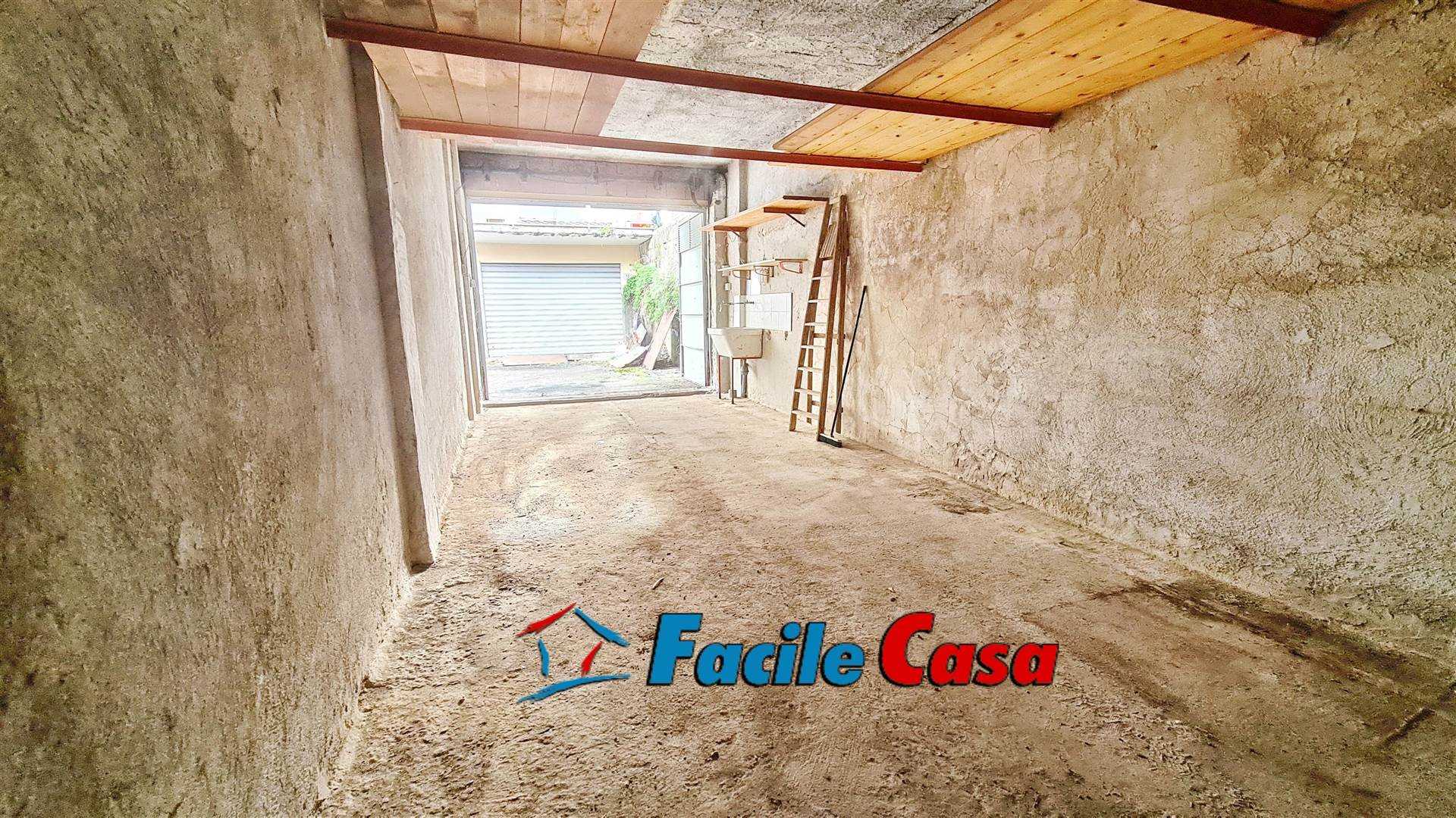 FORMIA, Garage / Parking space for sale of 30 Sq. mt., Habitable, Heating Non-existent, Energetic class: Not subject, placed at Ground, composed by: 