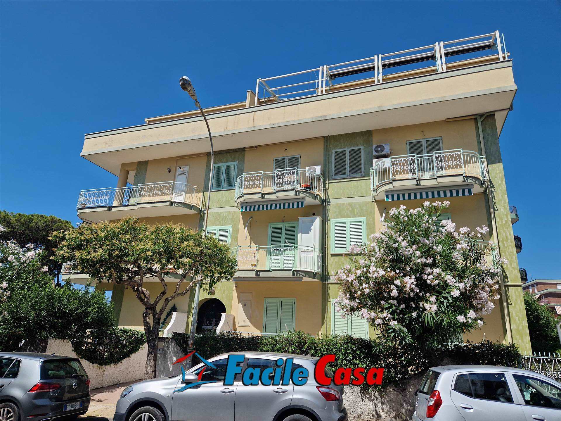 FORMIA, Apartment for sale of 85 Sq. mt., Good condition, Heating Non-existent, Energetic class: G, placed at Raised on 4, composed by: 3 Rooms, 