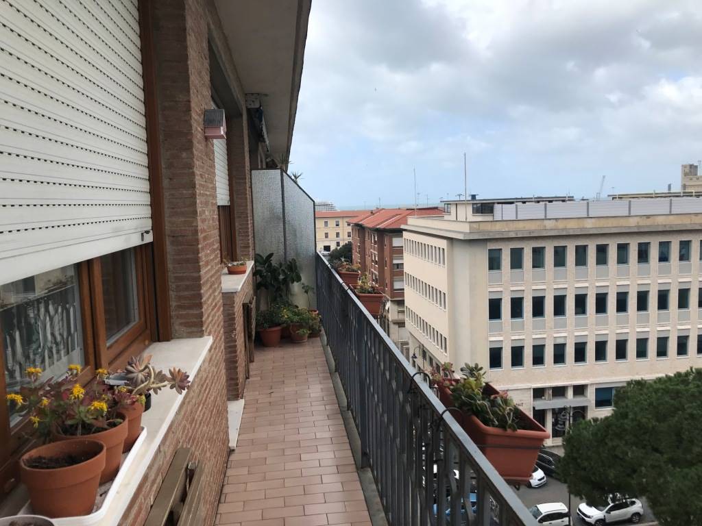 CENTRO RESIDENZIALE, LIVORNO, Penthouse for sale of 150 Sq. mt., Excellent Condition, Heating Centralized, placed at 6° on 6, composed by: 6 Rooms, 