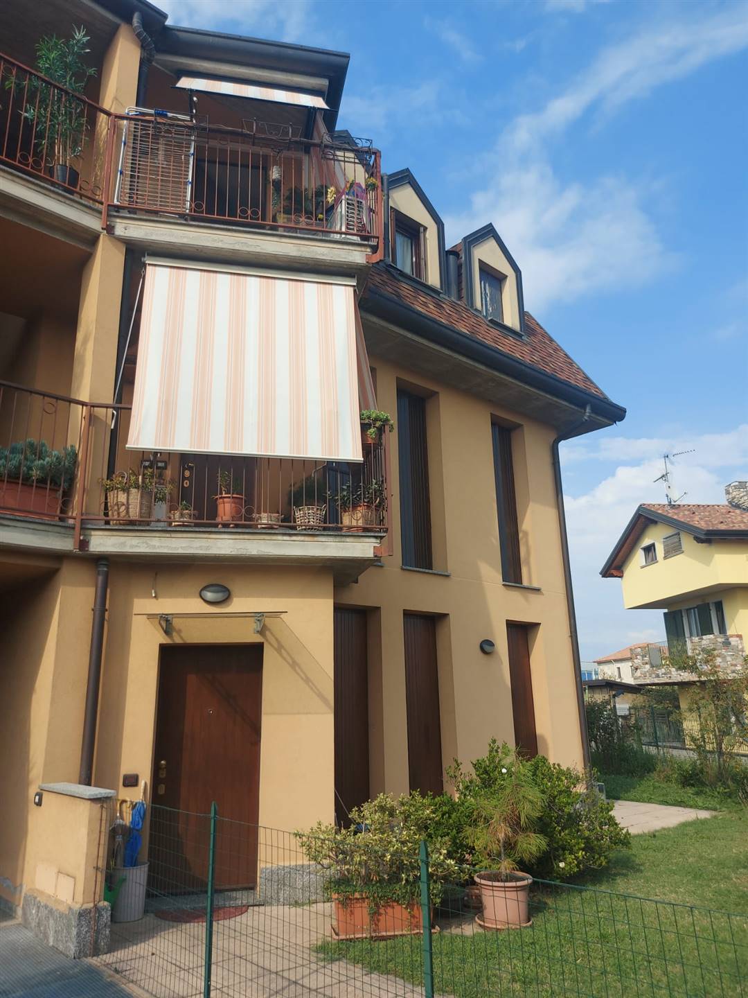 GREZZAGO - In centro paese proponiamo tre locali mq 80, posto al secondo piano mansardato, composto da ingresso, soggiorno con cucina a vista, 