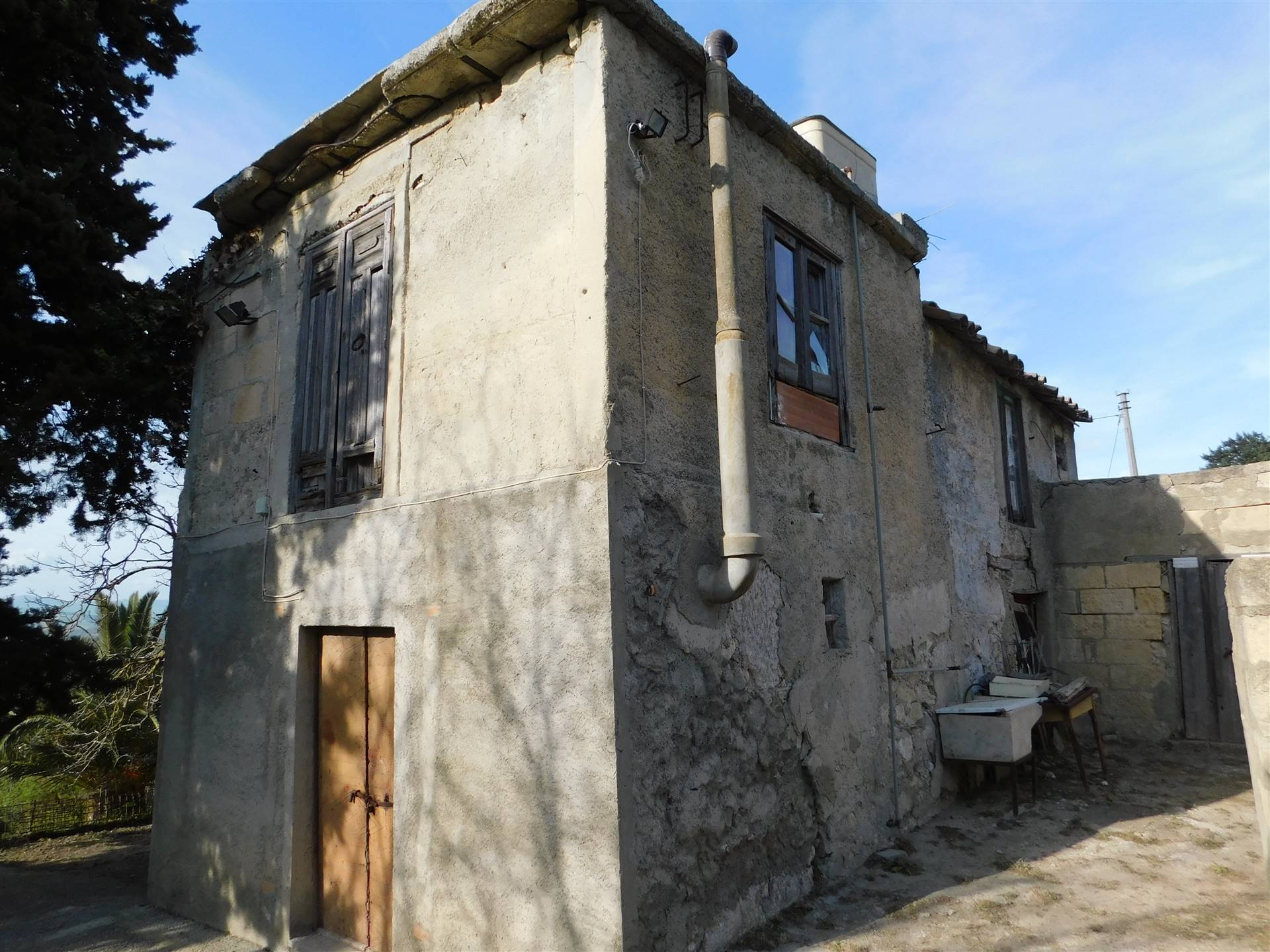 SERRADIFALCO, Rustic farmhouse for sale of 240 Sq. mt., Be restored, Heating Non-existent, Energetic class: Not subject, placed at Ground on 1, 