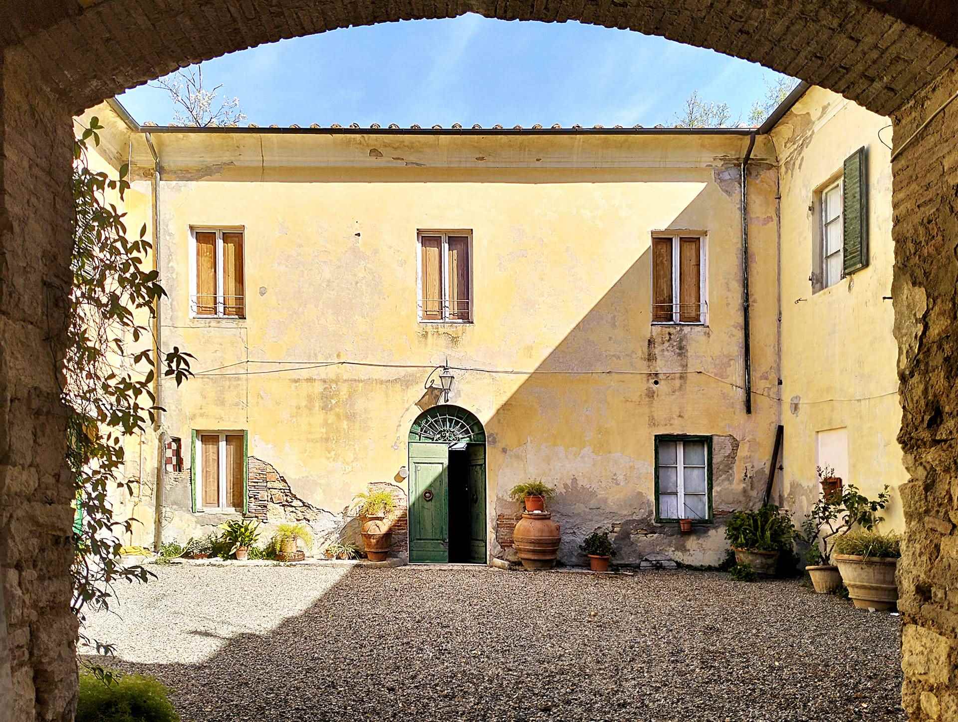 Villa da ristrutturare in zona Vada a Rosignano Marittimo