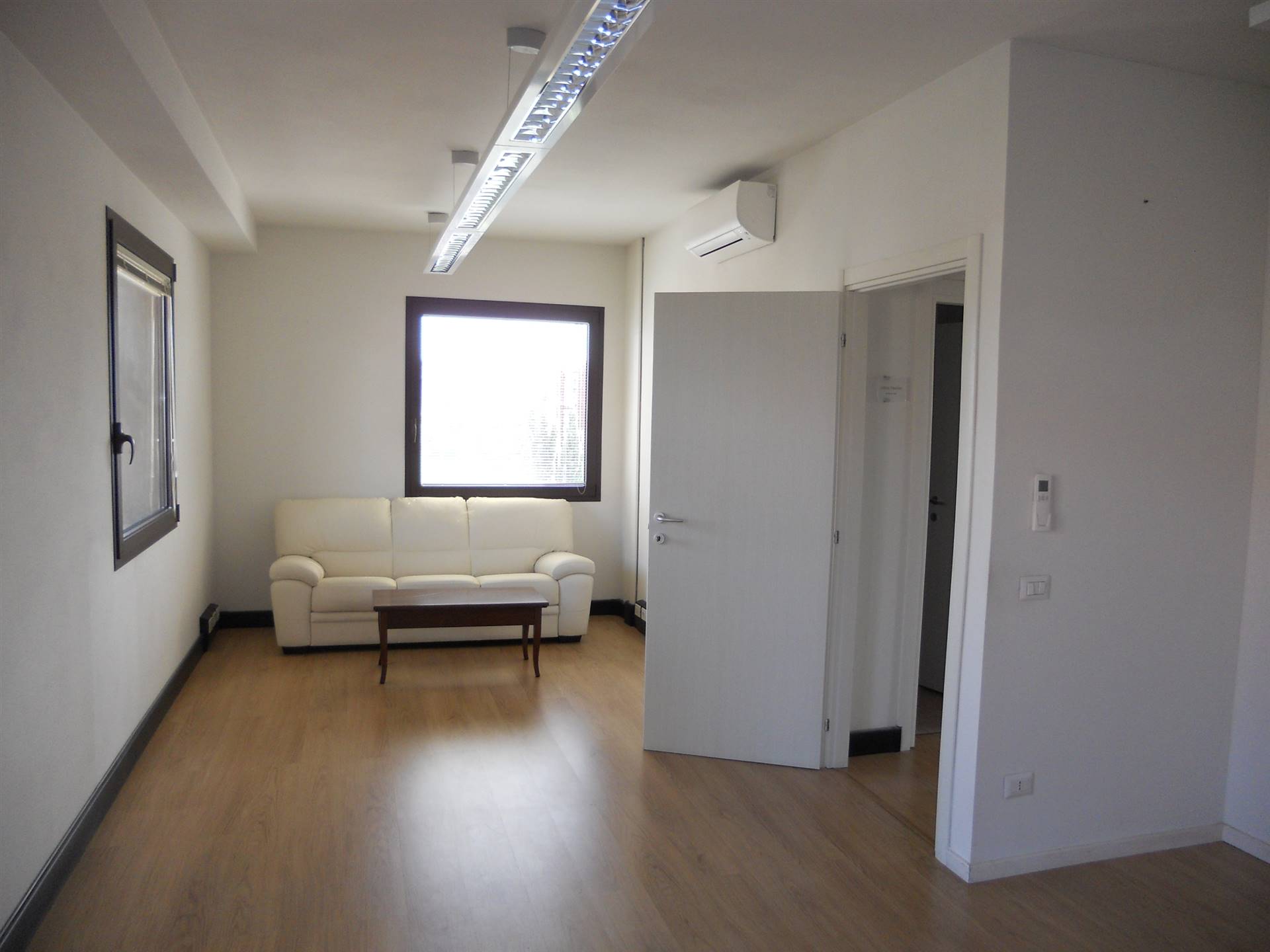 COLLI ALTI, SIGNA, Office for rent of 250 Sq. mt., Excellent Condition, Heating Individual heating system, Energetic class: G, placed at 2° on 2, 