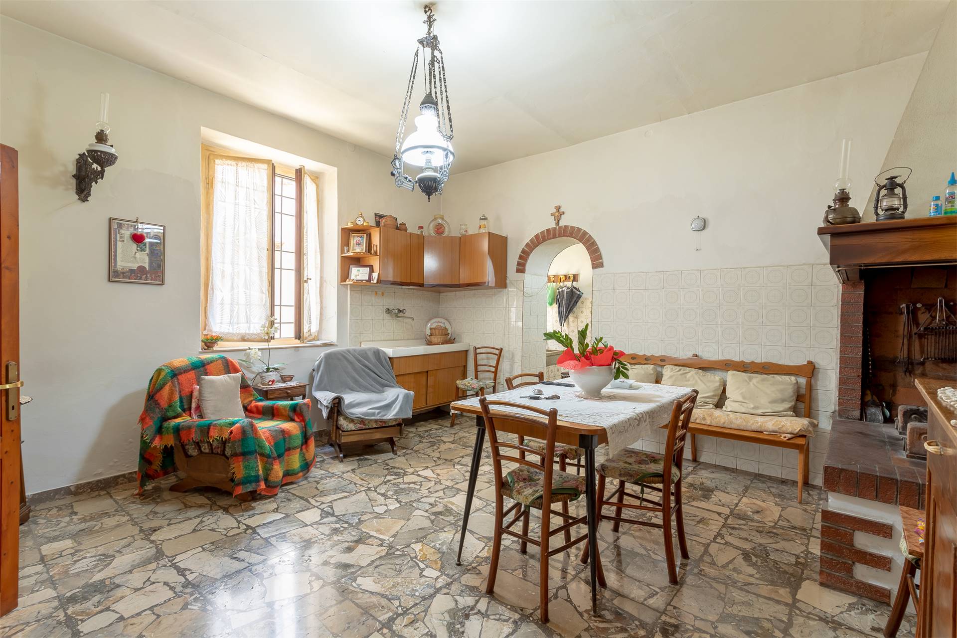 SANT'ANGELO A LECORE, CAMPI BISENZIO, Terraced house for sale of 135 Sq. mt., Be restored, Heating Non-existent, Energetic class: G, placed at Ground 