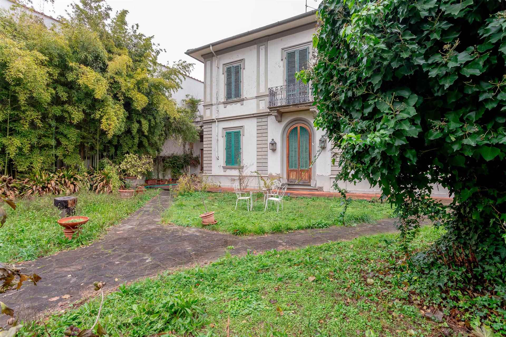Villa in Via Fratelli Bandiera in zona San Piero a Ponti a Campi Bisenzio
