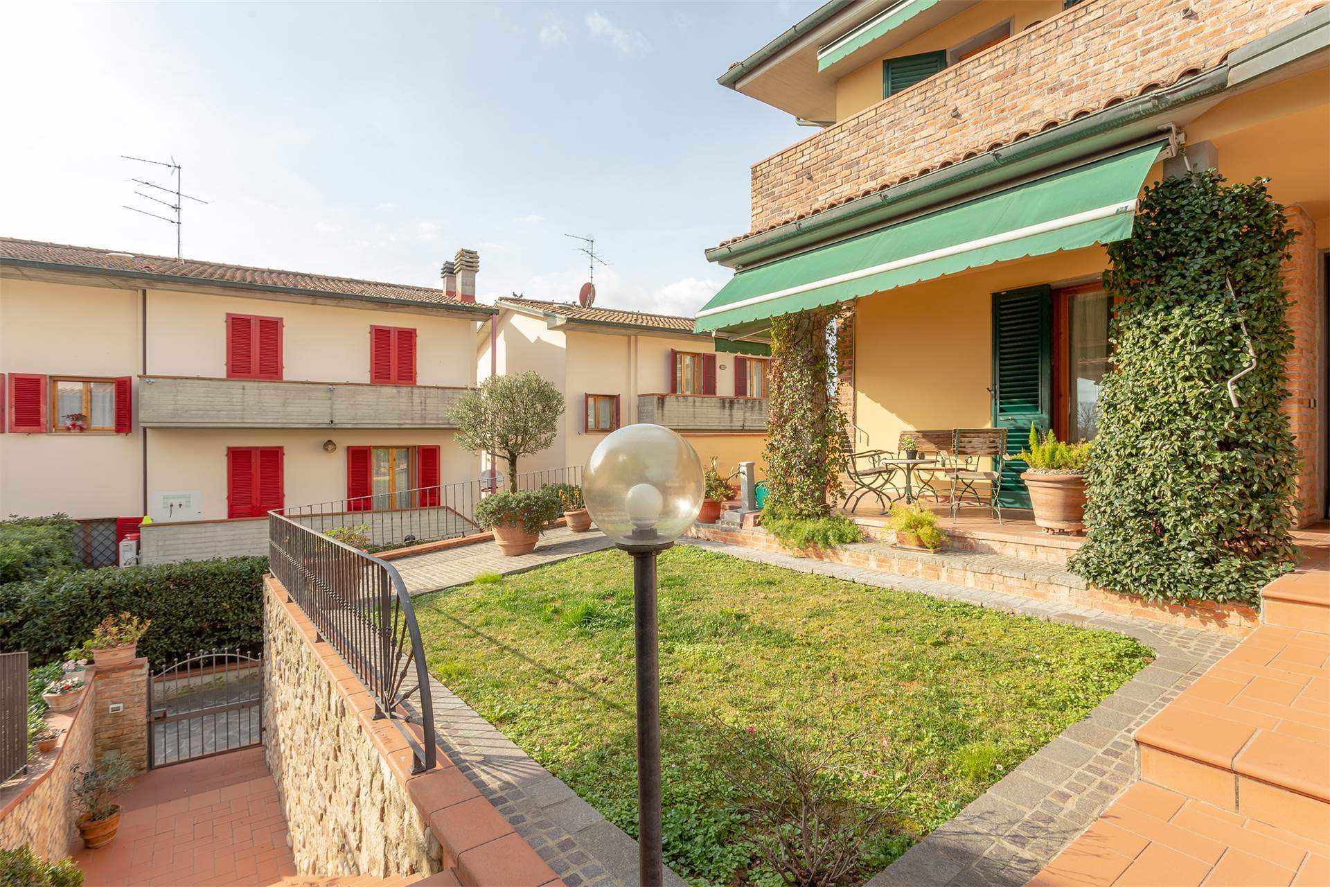 SAN PIERO A PONTI, CAMPI BISENZIO, Terraced house for sale of 152 Sq. mt., Excellent Condition, Heating Individual heating system, Energetic class: G, placed at Ground on 2, composed by: 6 Rooms, 