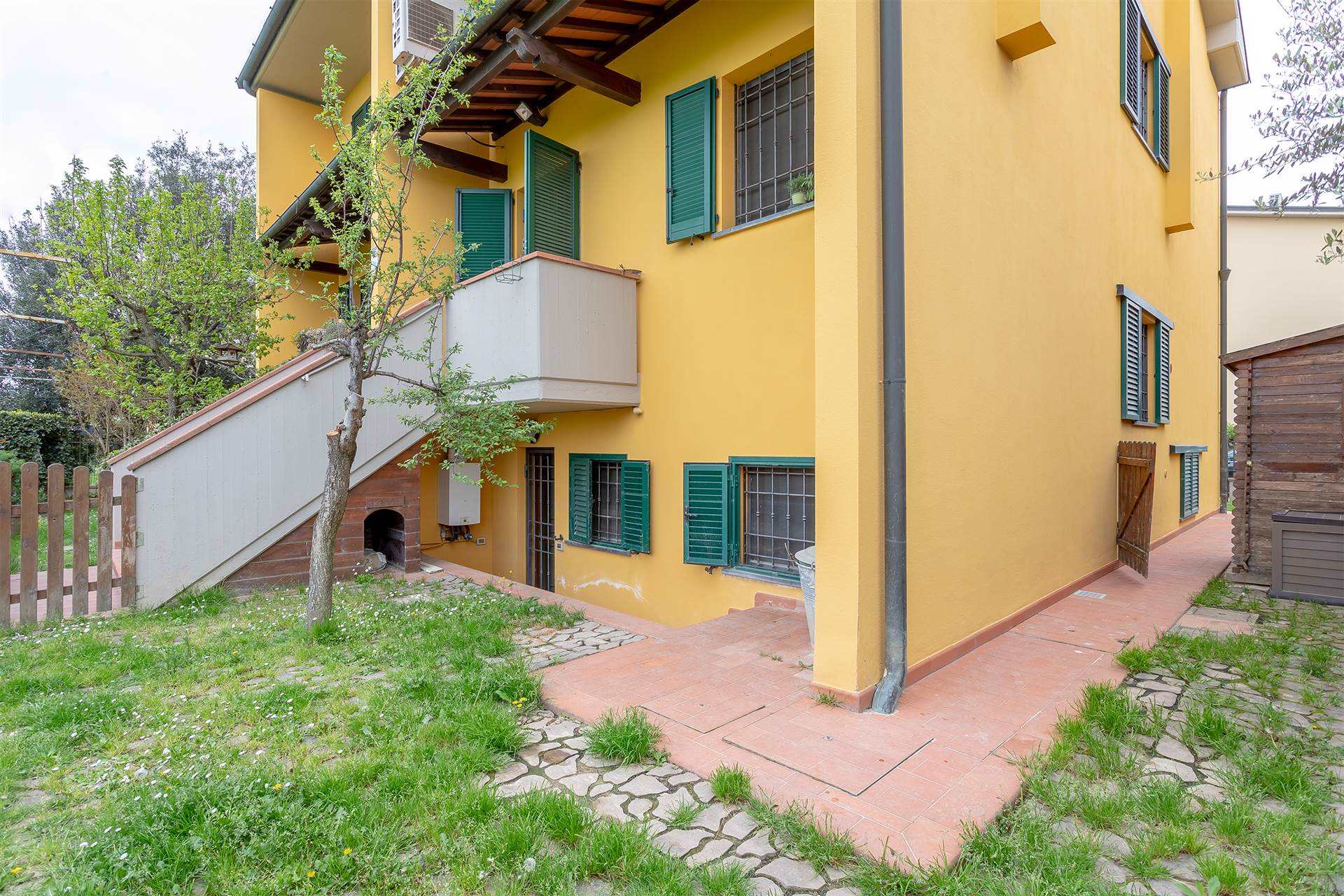 SAN GIUSTO, CAMPI BISENZIO, Terraced villa for sale of 125 Sq. mt., Excellent Condition, Heating Individual heating system, Energetic class: G, 
