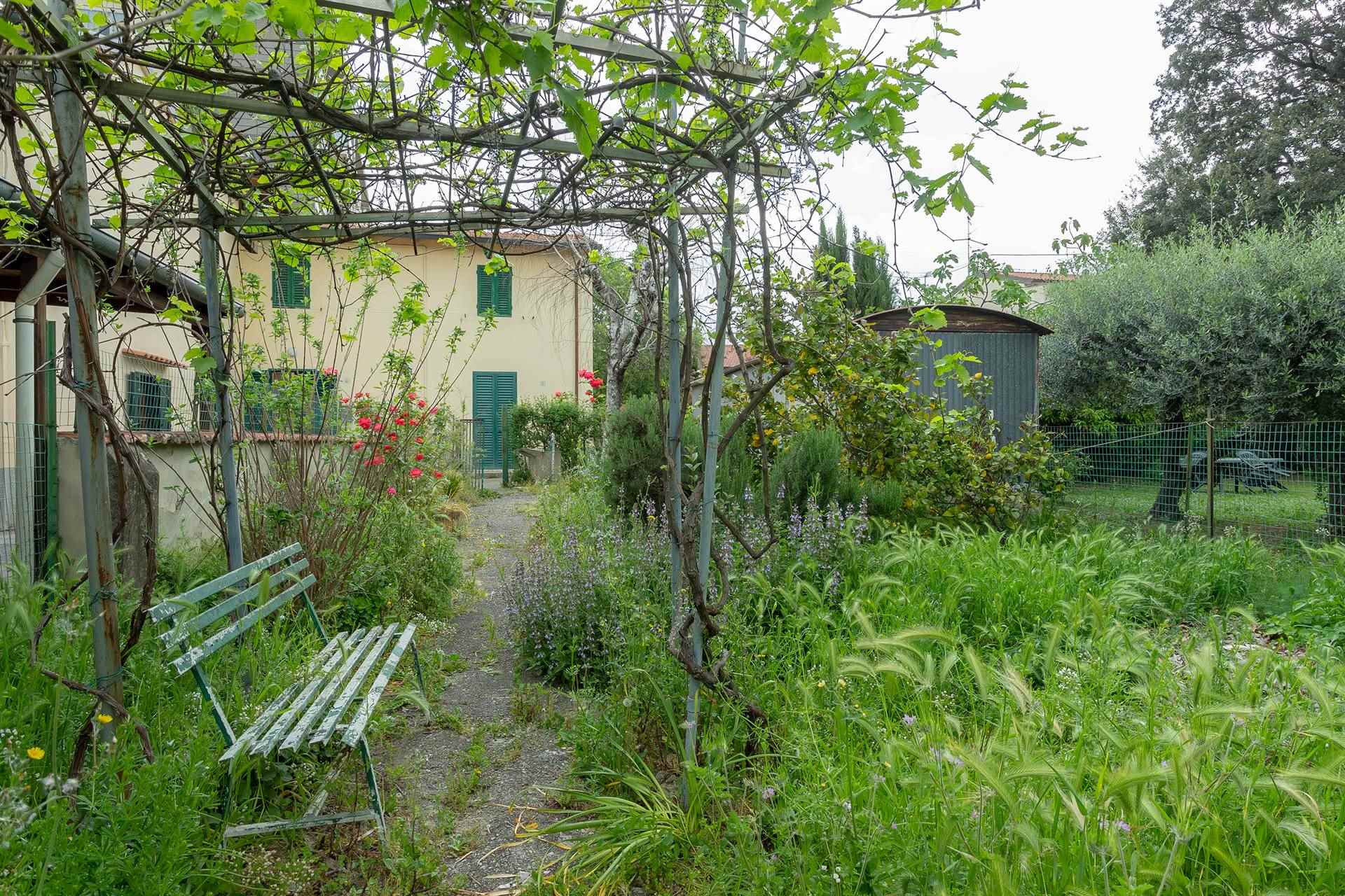 GALCIANA, PRATO, Terraced house for sale of 161 Sq. mt., Be restored, Heating Individual heating system, Energetic class: G, placed at Ground on 1, composed by: 6 Rooms, Separate kitchen, , 3 