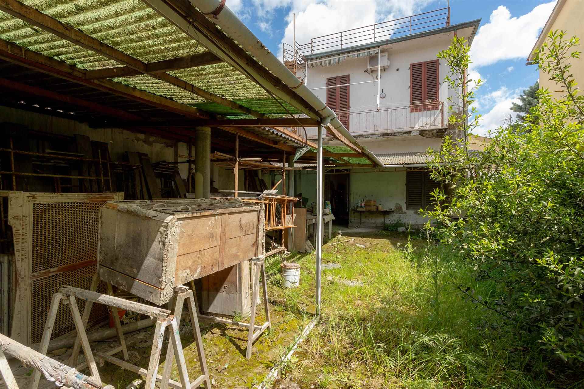 CAMPI BISENZIO, Terraced house for sale of 225 Sq. mt., Be restored, Heating Individual heating system, Energetic class: G, placed at Ground on 2, composed by: 6 Rooms, Separate kitchen, , 3 Bedrooms,