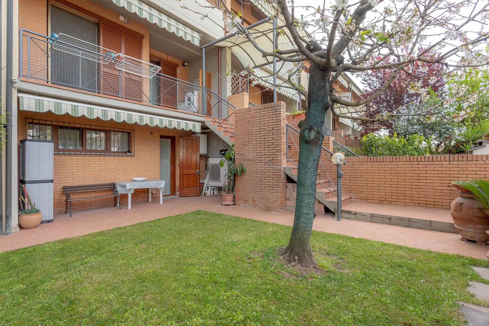 SAN PIERO A PONTI, CAMPI BISENZIO, Terraced house for sale of 141 Sq. mt., Excellent Condition, Heating Individual heating system, Energetic class: C, placed at Ground on 2, composed by: 6 Rooms, 