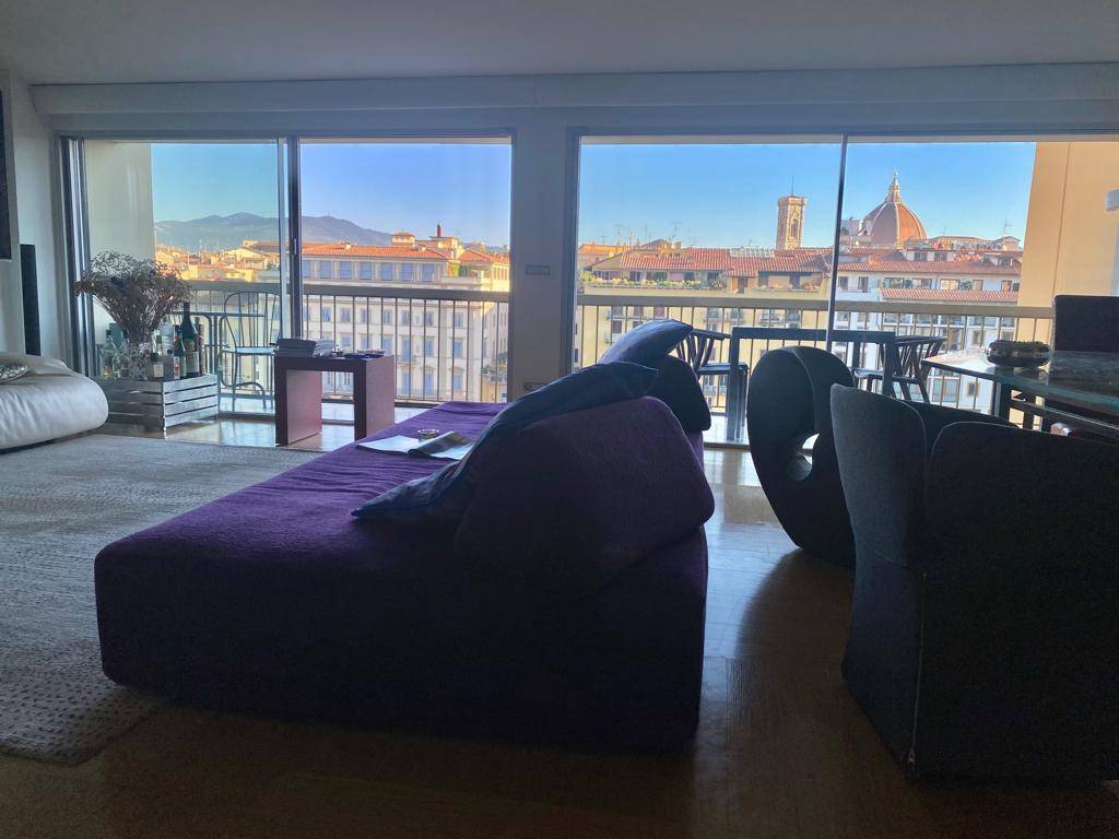 A due passi da Ponte Vecchio, elegante appartamento di 130 mq posto al 5° piano con ascensore con vista da sogno sui lungarni del centro storico. 