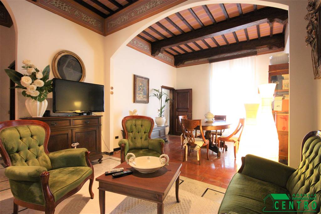 Agenzia Immobiliare Centro propone in vendita nello storico centro medioevale di San Gimignano, esclusivo appartamento posto al piano terreno con 