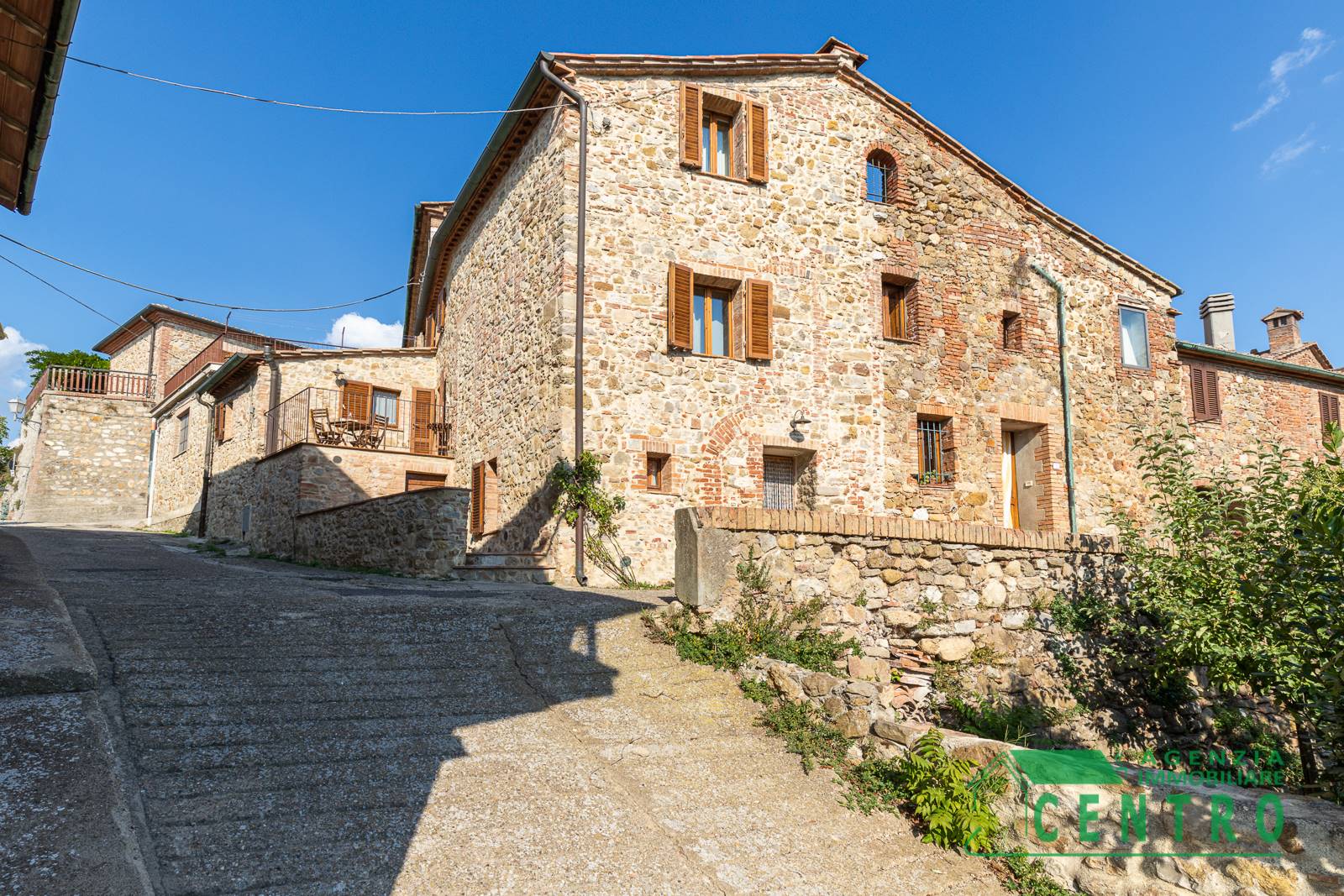 Agenzia Immobiliare Centro Propone in vendita nel borgo medievale di Belforte, comune di Radicondoli, splendido terra-tetto in pietra completamente 