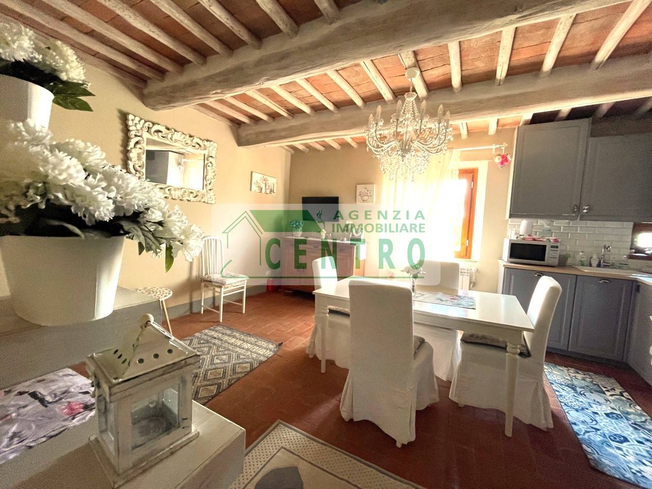 Agenzia Centro propone in vendita nel delizioso paese medievale di San Donato in Poggio, appartamento di 60 Mq disposto su due livelli, facente parte 