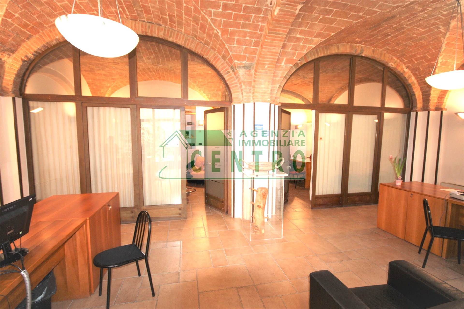 POGGIBONSI, Commercial property for rent of 300 Sq. mt., Restored, Heating Individual heating system, Energetic class: B, Epi: 94 kwh/m3 year, placed 