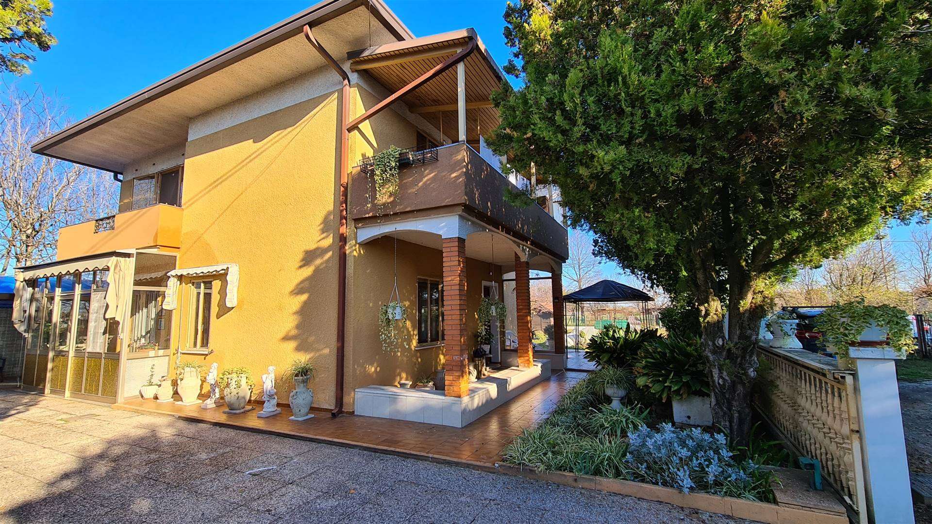 PAESE, Single house for sale of 250 Sq. mt., Habitable, Heating Individual heating system, Energetic class: E, Epi: 173,53 kwh/m2 year, placed at 