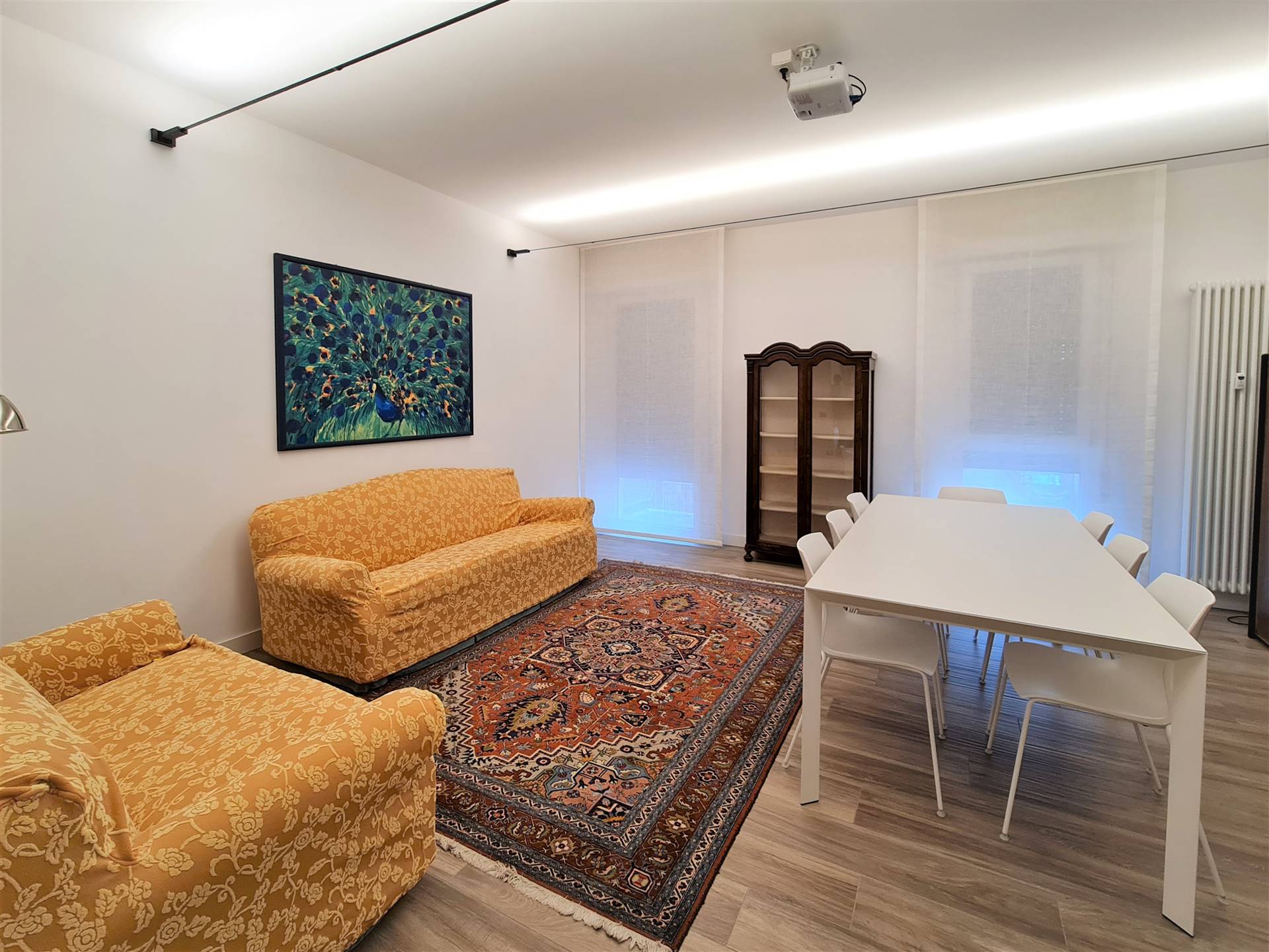 Affittiamo signorile appartamento a Treviso centro storico zona Borgo Cavour. L'appartamento è completamente ammobiliato ed è composto da ingresso, 