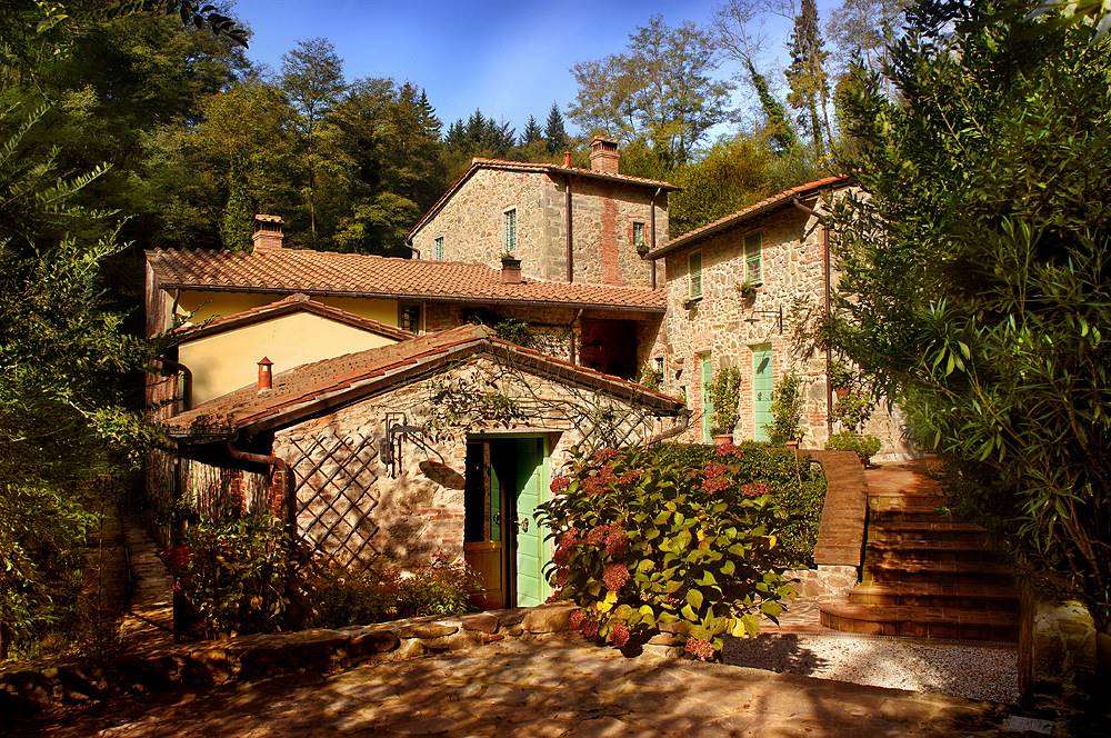 BUGGIANO DINTORNI, a short distance from the village, fairy-tale stone mill finely renovated and composed of a main house, very characteristic and 