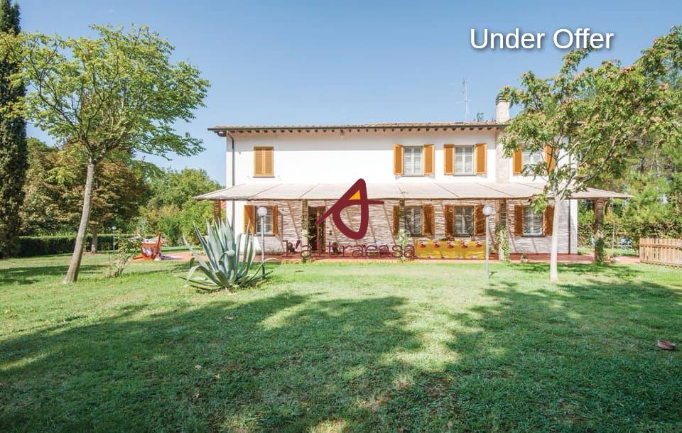 FUCECCHIO, a few km from the amenities, beautiful detached villa, surrounded by a large garden with swimming pool. The villa, of 340 sqm, is composed 